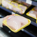 Posición para empacador de bandejas de pollo