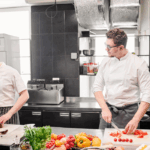 Auxiliar de Cocina, trabaja con ritmo